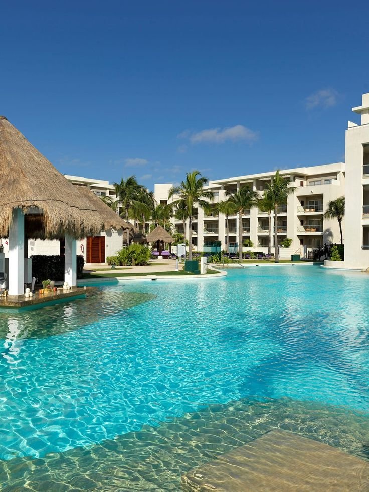 Paradisus Playa del Carmen La Perla, a luxurious resort with a variety of activities for couples.